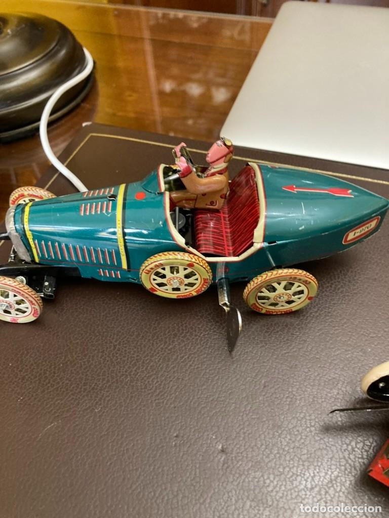 Juguetes antiguos de hojalata: Coches a cuerda uno a tracci&oacute;n - Foto 2