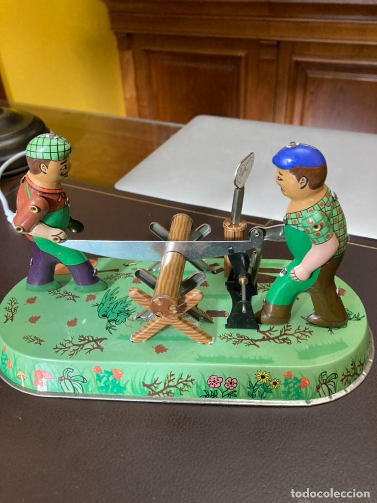 Juguetes antiguos de hojalata: Serrador y juego de pig-pog - Foto 1
