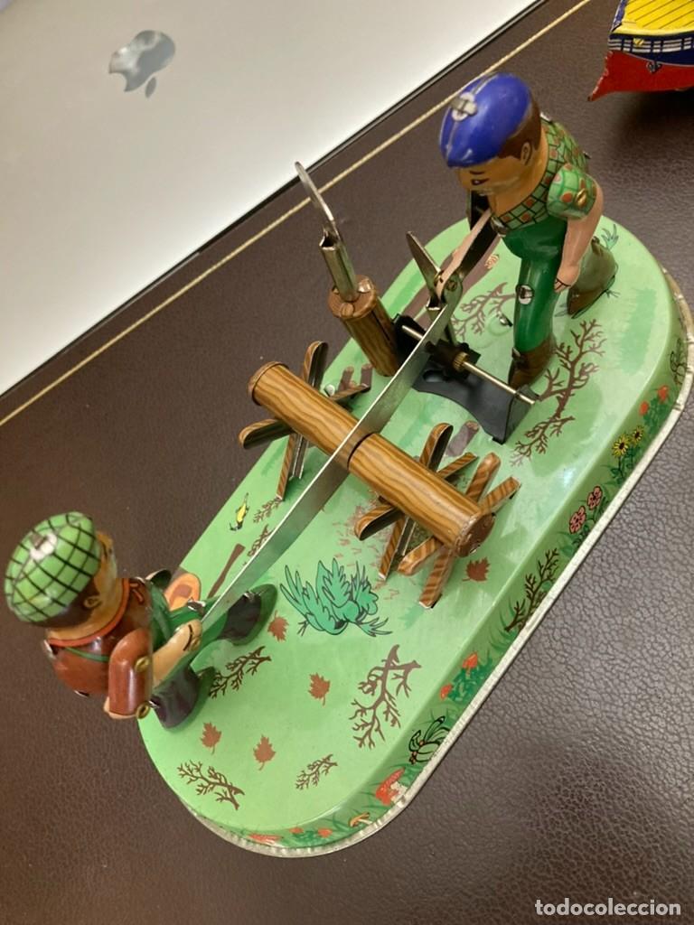 Juguetes antiguos de hojalata: Serrador y juego de pig-pog - Foto 2