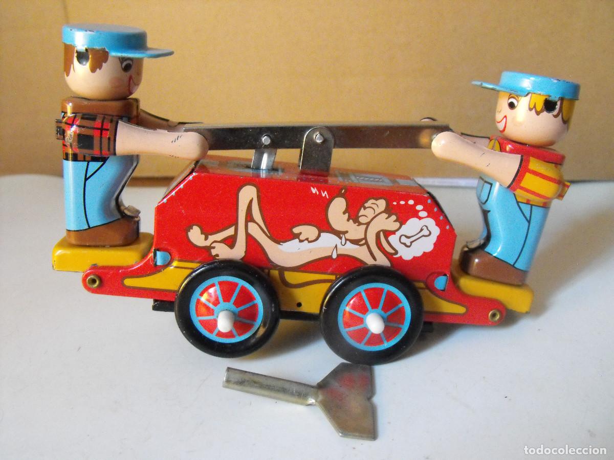 Juguetes antiguos de hojalata: Ferroviarios de hojalata. Funcionando con llave. - Foto 1