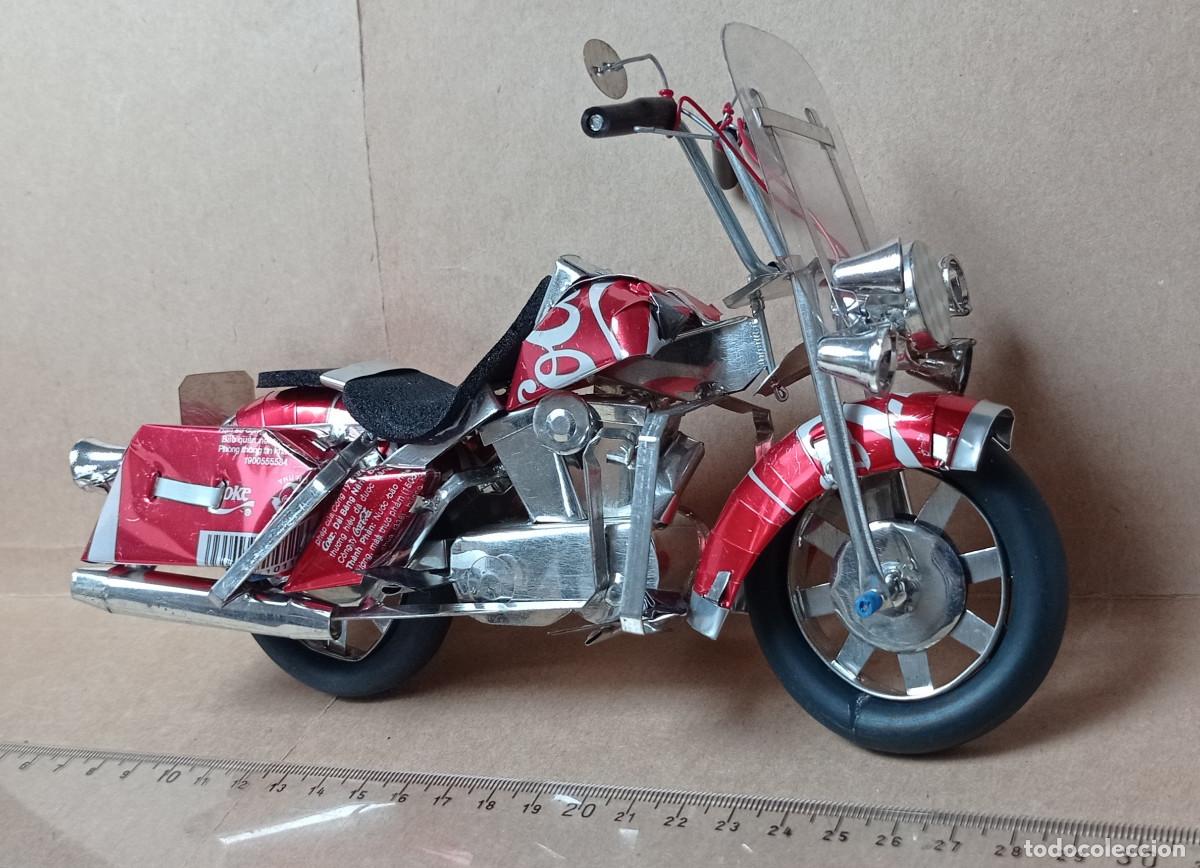 Juguetes antiguos de hojalata: Moto hecha con latas de Coca Cola - Foto 1