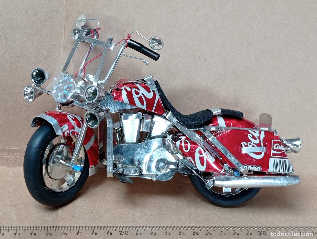 Juguetes antiguos de hojalata: Moto hecha con latas de Coca Cola - Foto 2