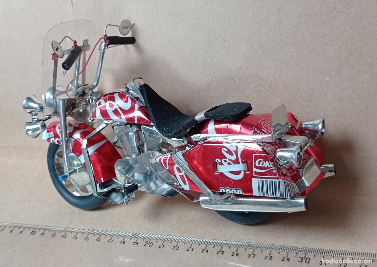 Juguetes antiguos de hojalata: Moto hecha con latas de Coca Cola - Foto 3