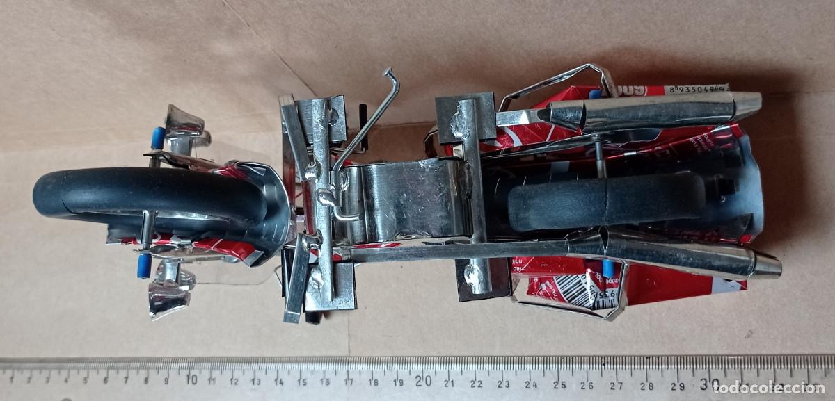 Juguetes antiguos de hojalata: Moto hecha con latas de Coca Cola - Foto 4