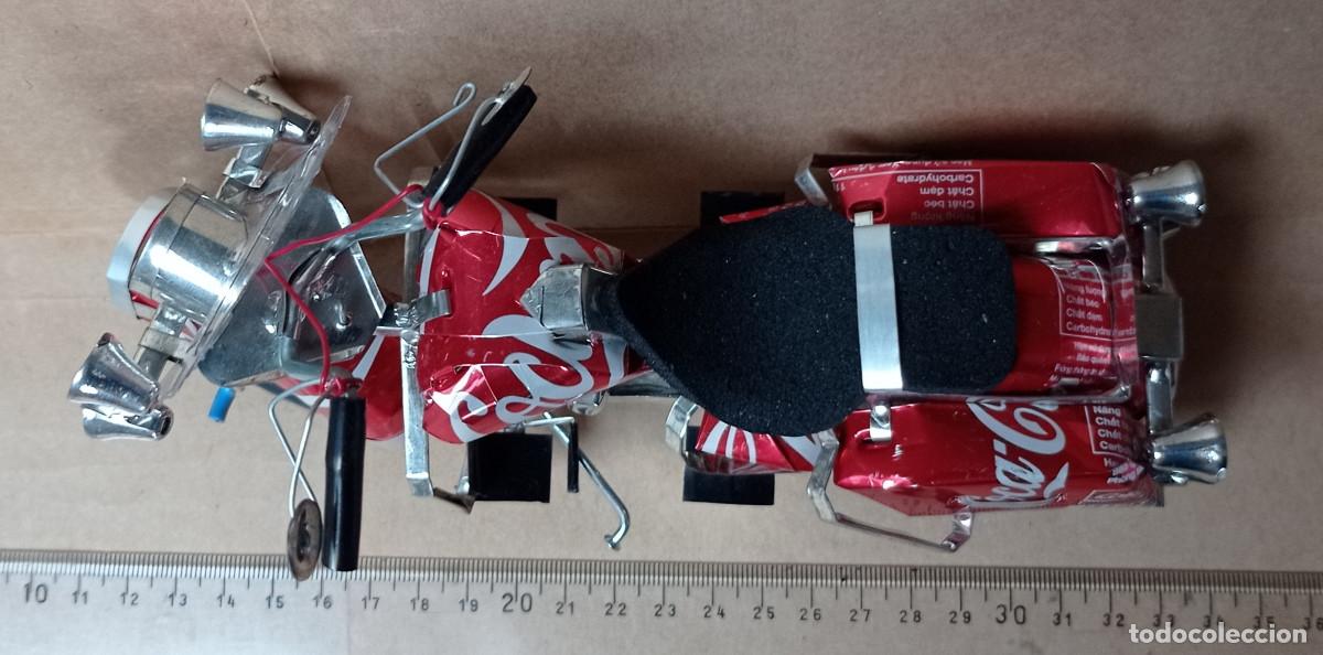 Juguetes antiguos de hojalata: Moto hecha con latas de Coca Cola - Foto 5