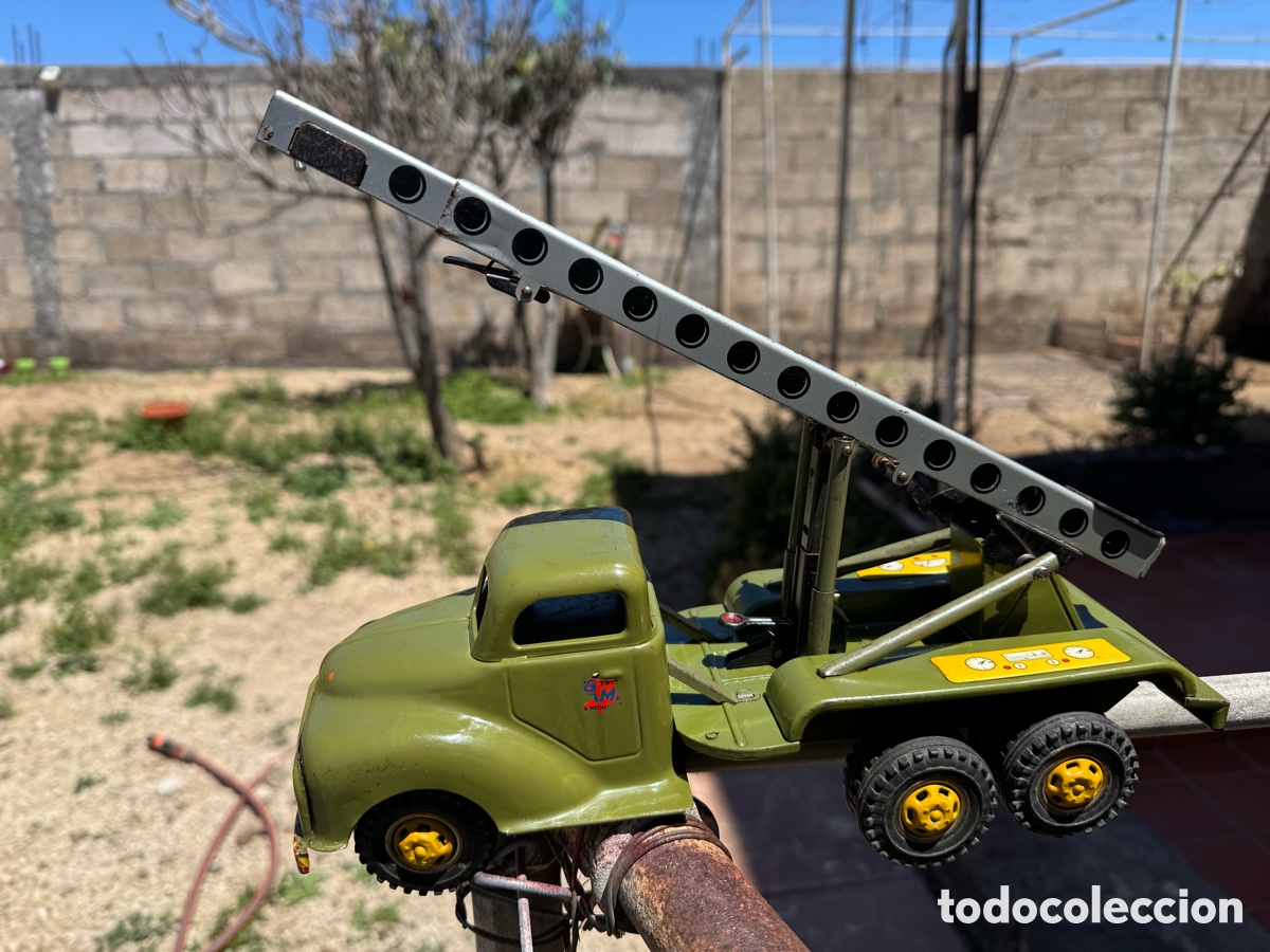 Juguetes antiguos de hojalata: CAMI&Oacute;N GAMA LANZAMISILES - Foto 6