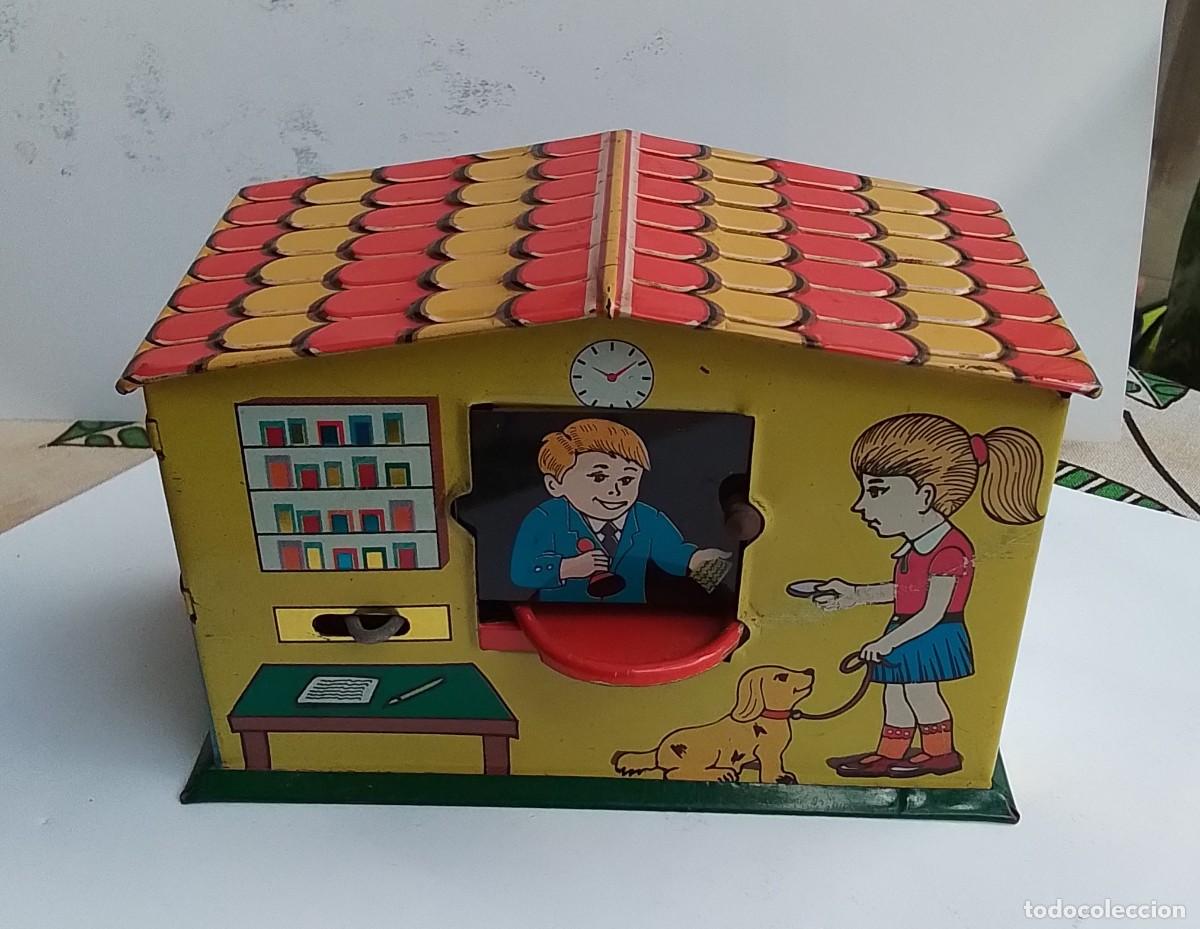 Juguetes antiguos de hojalata: Hucha de hojalata banco - Foto 1