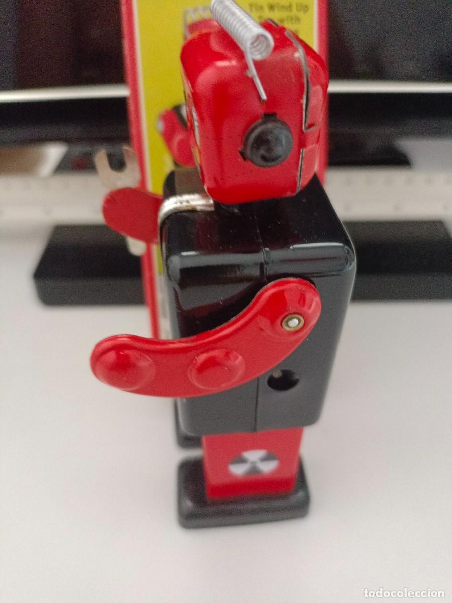 Juguetes antiguos de hojalata: Robot Prot&oacute;n Man. Juguetes Schylling. - Foto 3