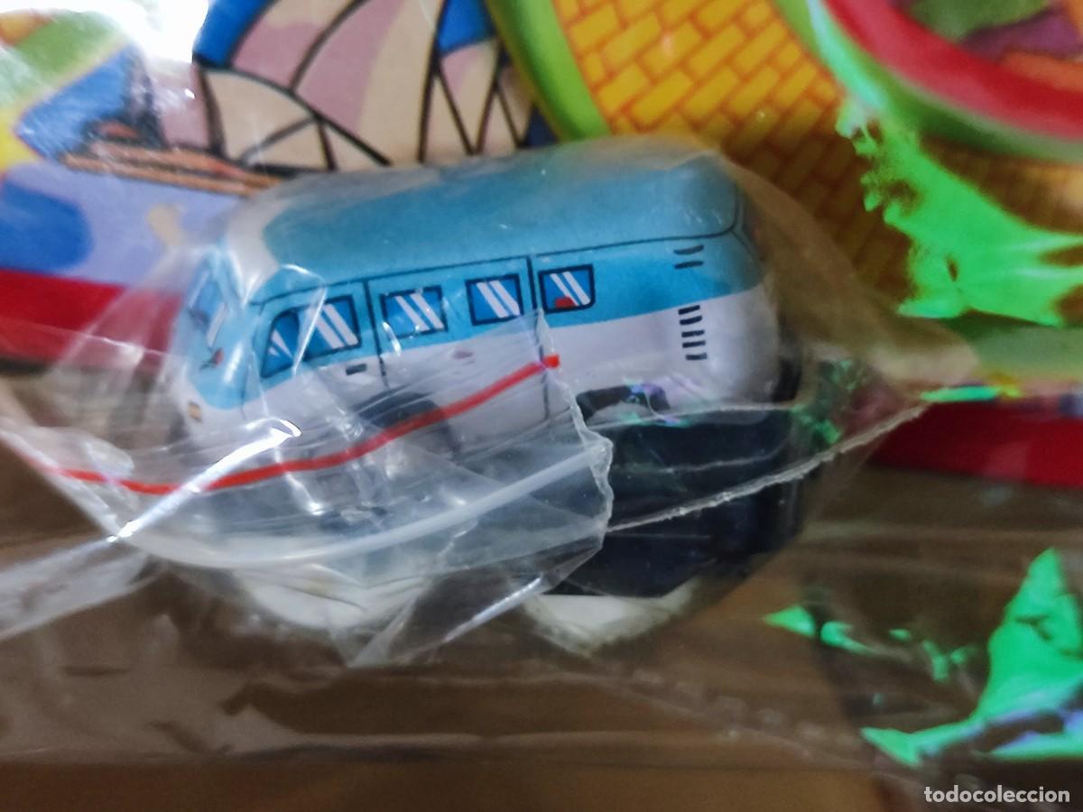 Juguetes antiguos de hojalata: CIRCUITO HOJALATA CON AUTO A CUERDA - Foto 3