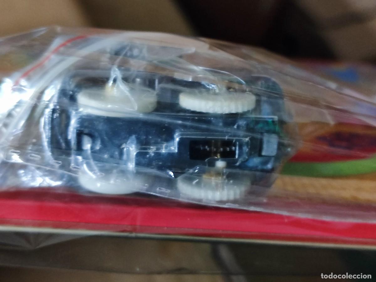 Juguetes antiguos de hojalata: CIRCUITO HOJALATA CON AUTO A CUERDA - Foto 5