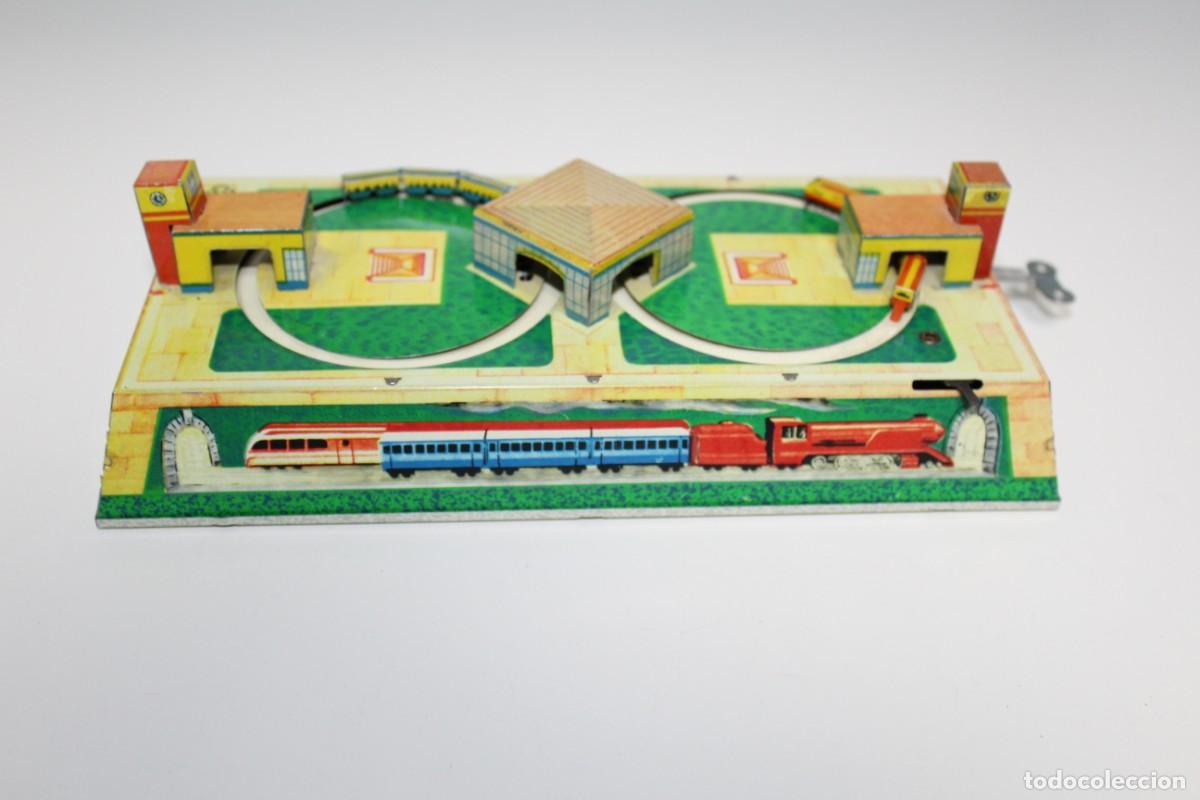 Juguetes antiguos de hojalata: ANTIGUO TREN DE CHAPA A CUERDA - FUNCIONA - Foto 1