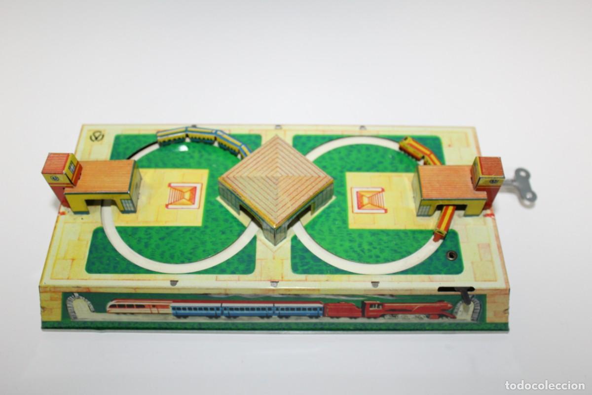 Juguetes antiguos de hojalata: ANTIGUO TREN DE CHAPA A CUERDA - FUNCIONA - Foto 2
