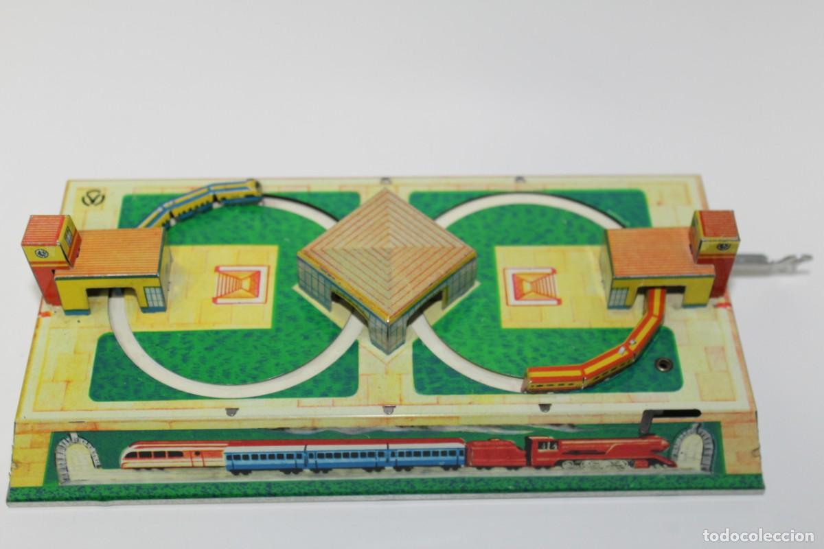 Juguetes antiguos de hojalata: ANTIGUO TREN DE CHAPA A CUERDA - FUNCIONA - Foto 3