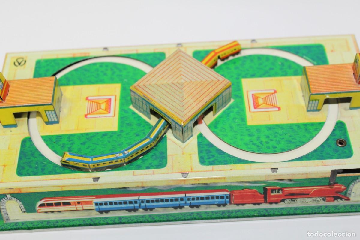 Juguetes antiguos de hojalata: ANTIGUO TREN DE CHAPA A CUERDA - FUNCIONA - Foto 5