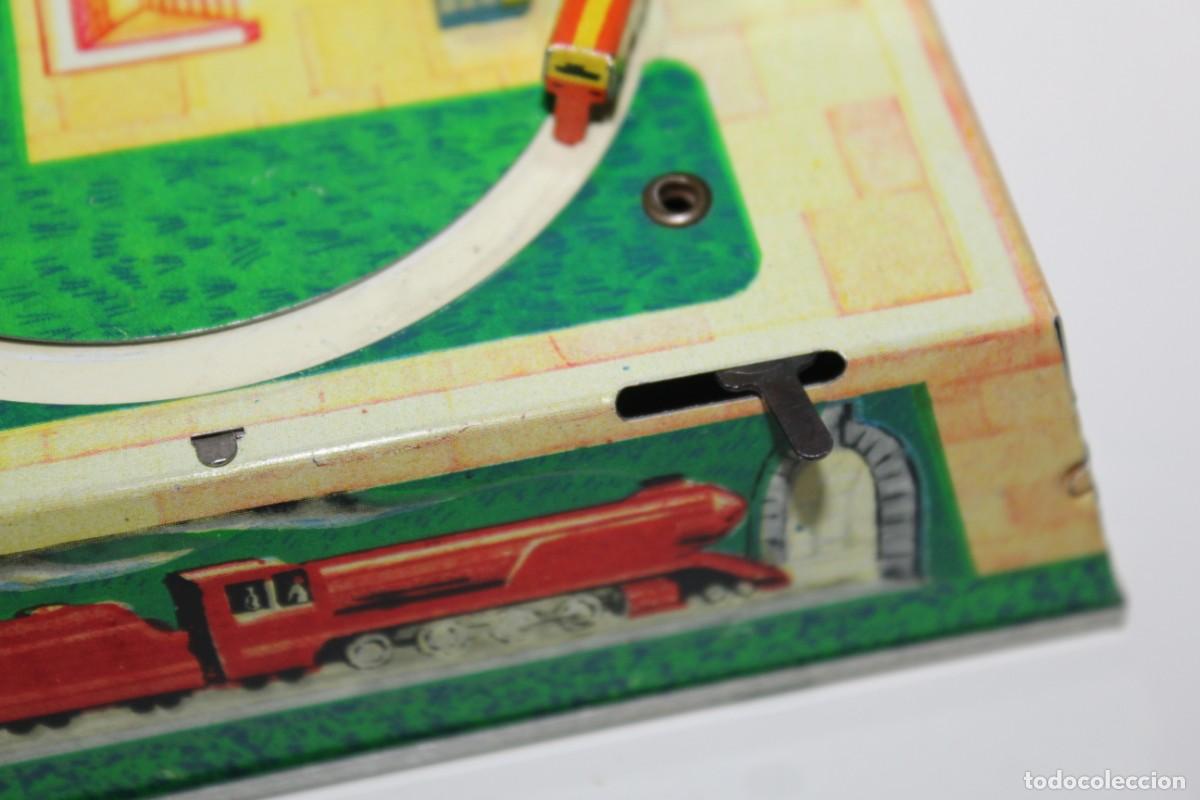 Juguetes antiguos de hojalata: ANTIGUO TREN DE CHAPA A CUERDA - FUNCIONA - Foto 8