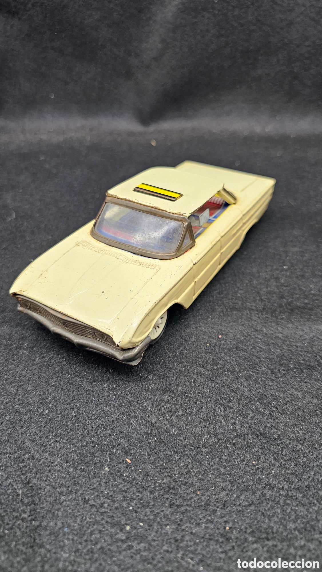 Juguetes antiguos de hojalata: Antiguo coche de hojalata d&eacute;cada 1950/60