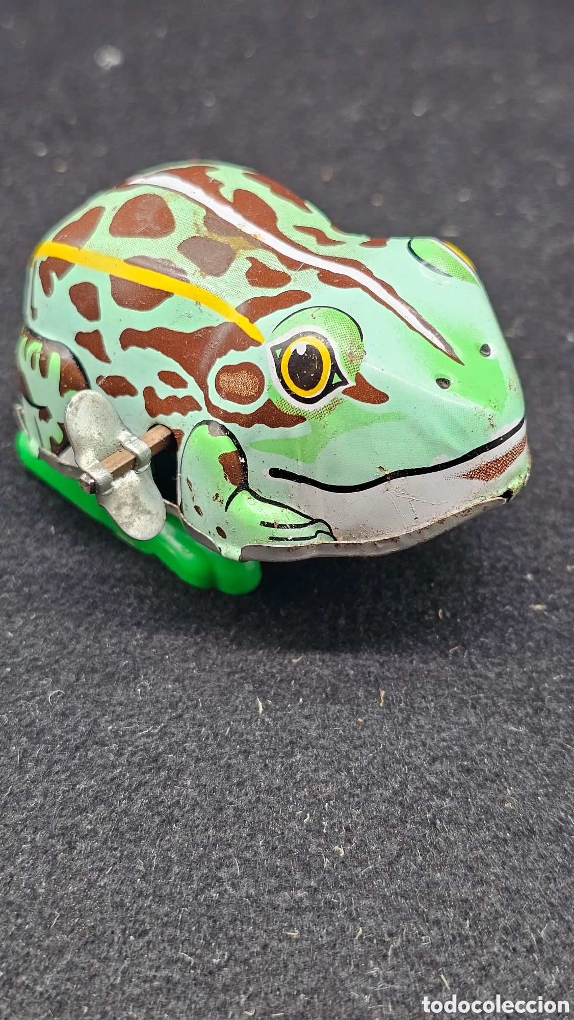 Juguetes antiguos de hojalata: Antigua rana de hojalata a cuerda