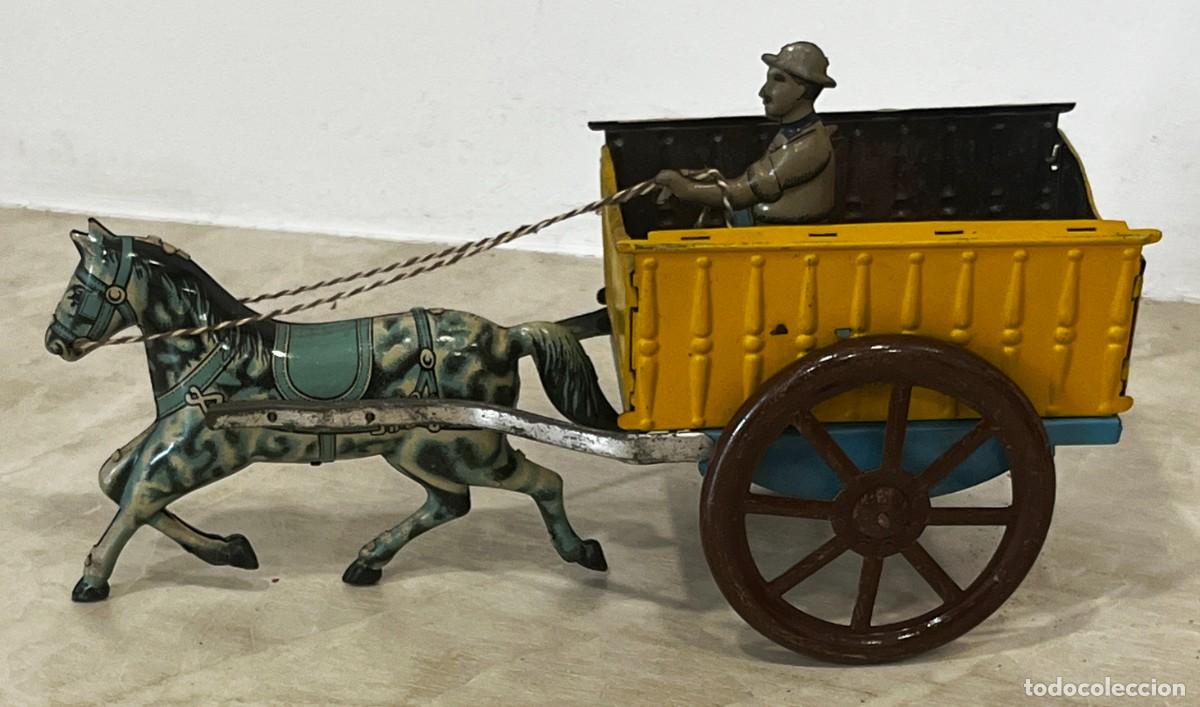 Juguetes antiguos de hojalata: ANTIGUA TARTANA, CARRETA CON CABALLO Y PERSONAJE, HOJALATA PINTADA Y LITOGRAFIADA DE RICO (Ibi) 1930
