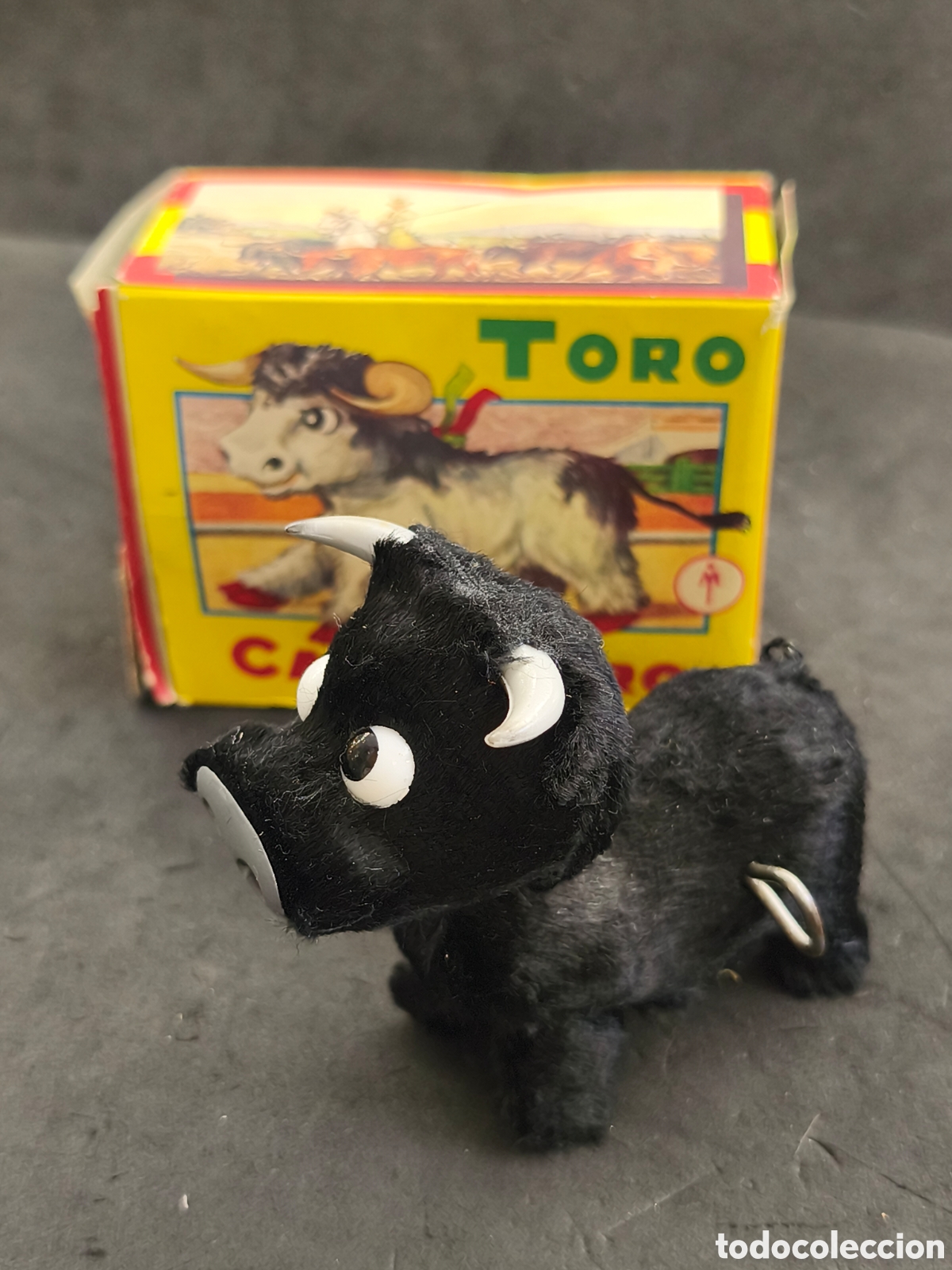 Juguetes antiguos de hojalata: TORO A CUERDA DE HOJALATA &rdquo;CARBONERO&rdquo; DE LA MECANICA IBENSE, CON CAJA DE CART&Oacute;N 60'