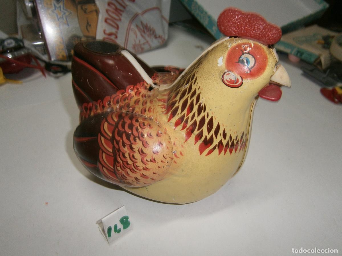 Juguetes antiguos de hojalata: ANTIGUA GALLINA DE HOJALATA A PILAS PONE HUEVOS