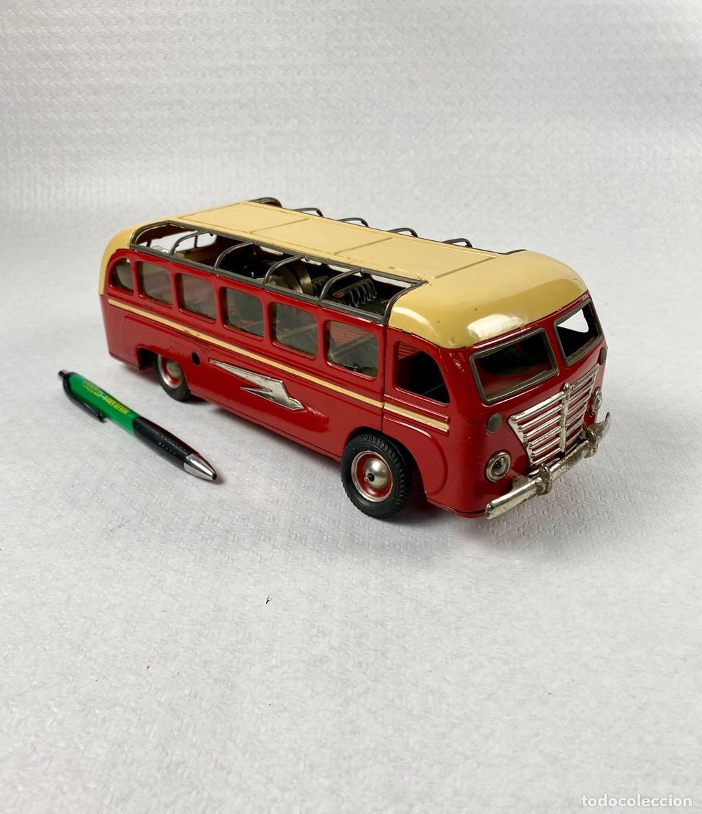 Juguetes antiguos de hojalata: Rico autob&uacute;s de hojalata a cuerda original.