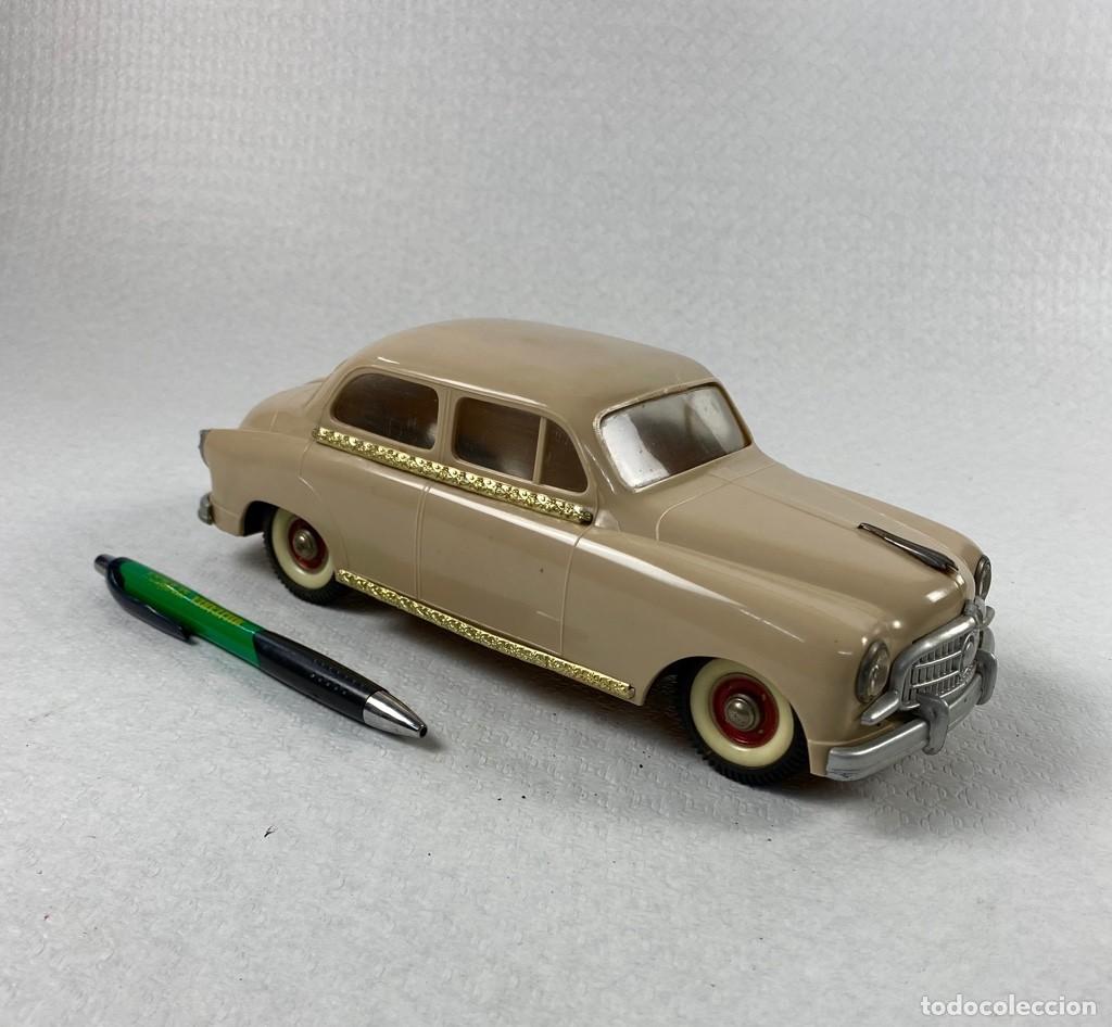 Juguetes antiguos de hojalata: SEAT 1400 con mecanismo de cuerda manufactura IBI Original