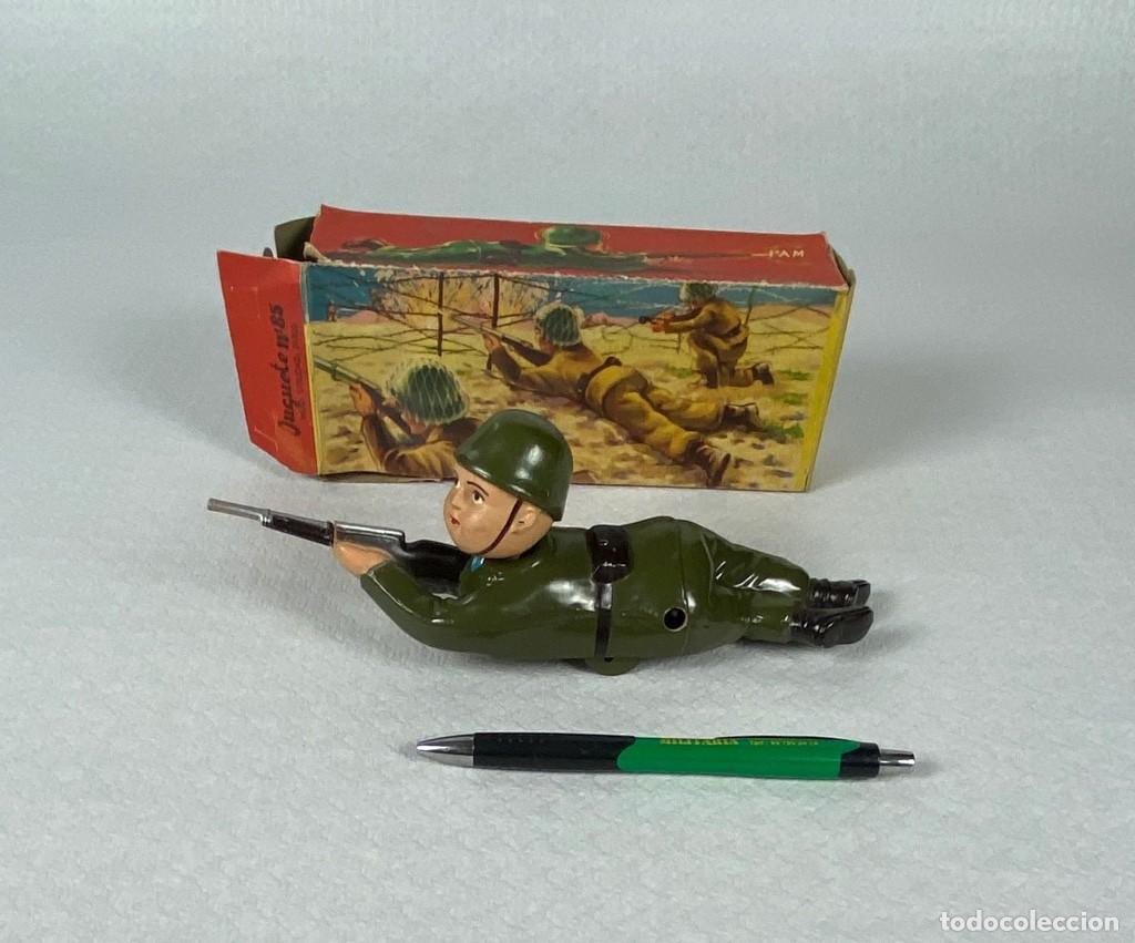 Juguetes antiguos de hojalata: Soldadito juguete en hojalata y pl&aacute;stico a cuerda a&ntilde;os 50 en su caja Original