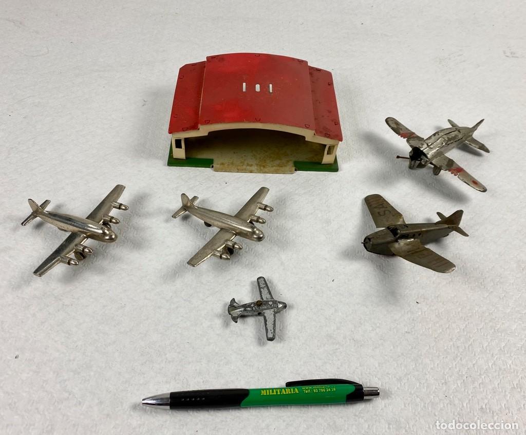 Juguetes antiguos de hojalata: Hangar de hojalata y aviones de metal Espa&ntilde;a a&ntilde;os 50