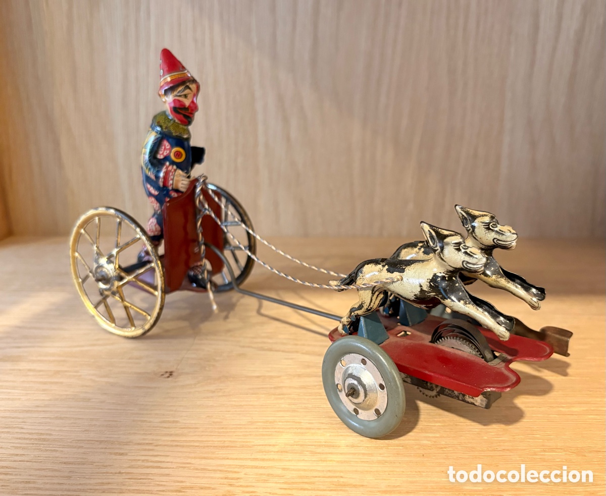 Juguetes antiguos de hojalata: PAYA PAYASO EN CARRO TIRADO POR PERROS. COMPLETO.FUNCIONA.A&Ntilde;OS 1920