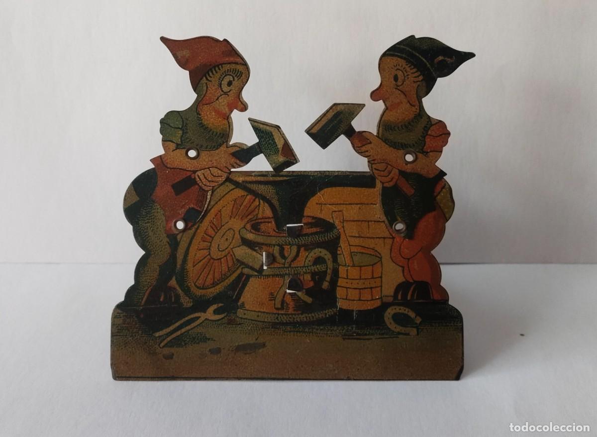 Juguetes antiguos de hojalata: GNOMOS HERREROS DE RICO EN HOJALATA.
