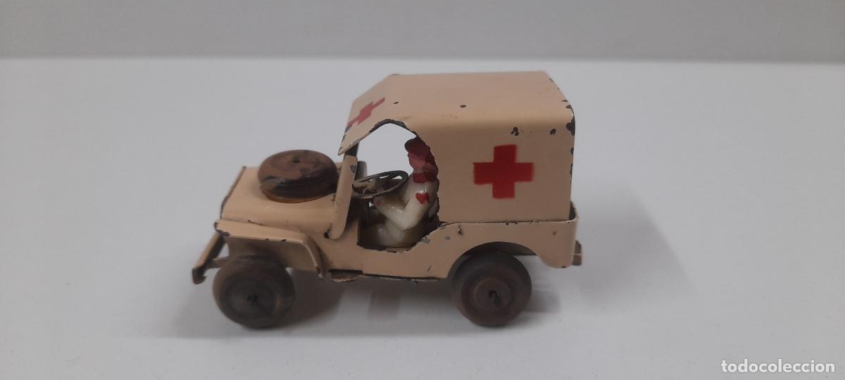 Juguetes antiguos de hojalata: MUY ANTIGUO JEEP DE LA CRUZ ROJA . REALIZADO EN HOJALATA Y RUEDAS DE MADERA . ORIGINAL A&Ntilde;OS 40