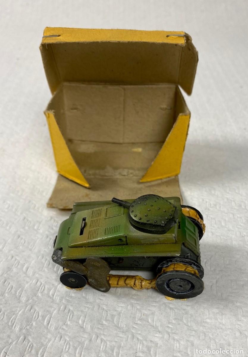 Juguetes antiguos de hojalata: Tanque PAY&Aacute; pulga a cuerda en su caja original.