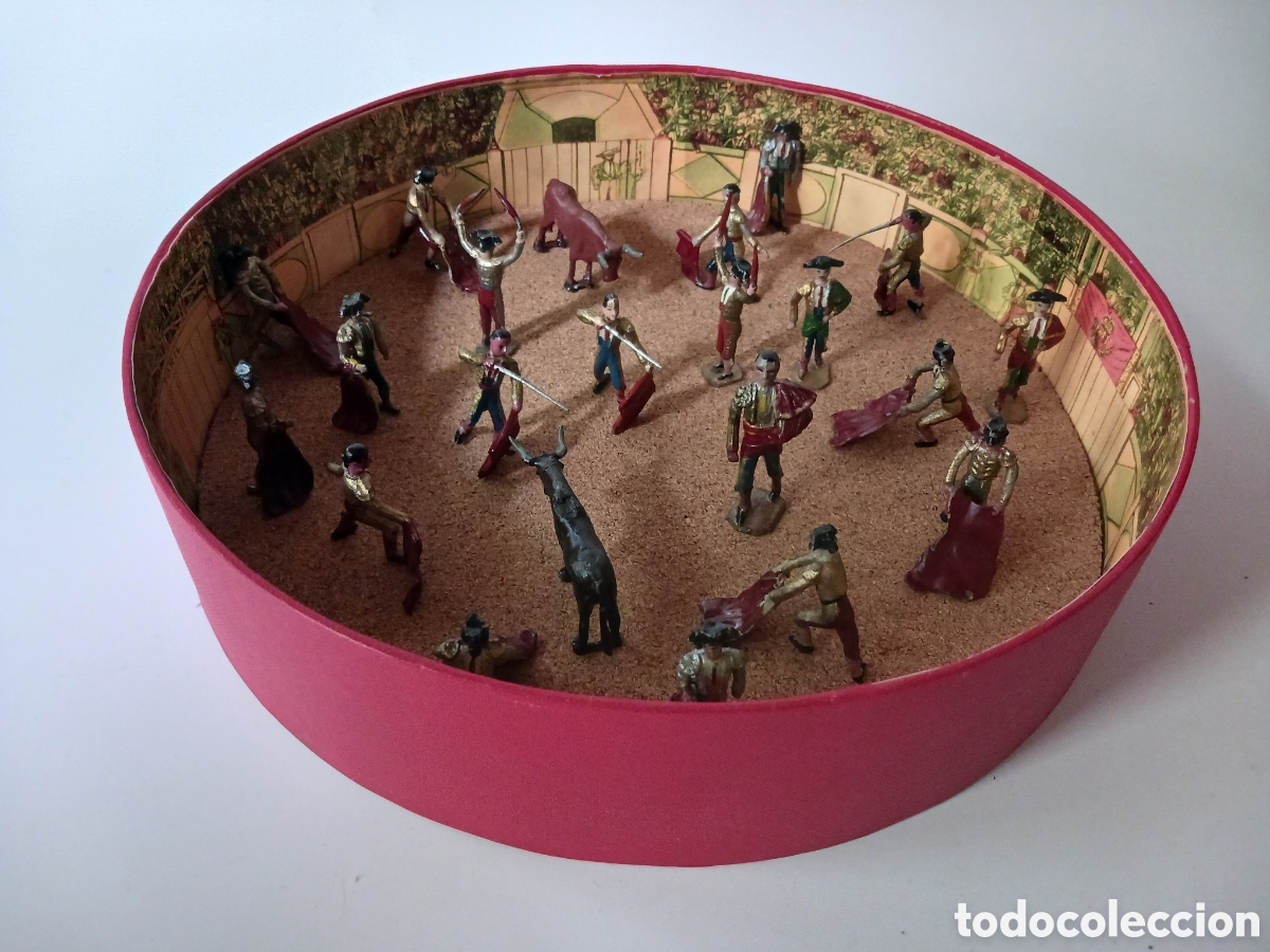 Juguetes antiguos de hojalata: Plaza de toros con figuras de plomo