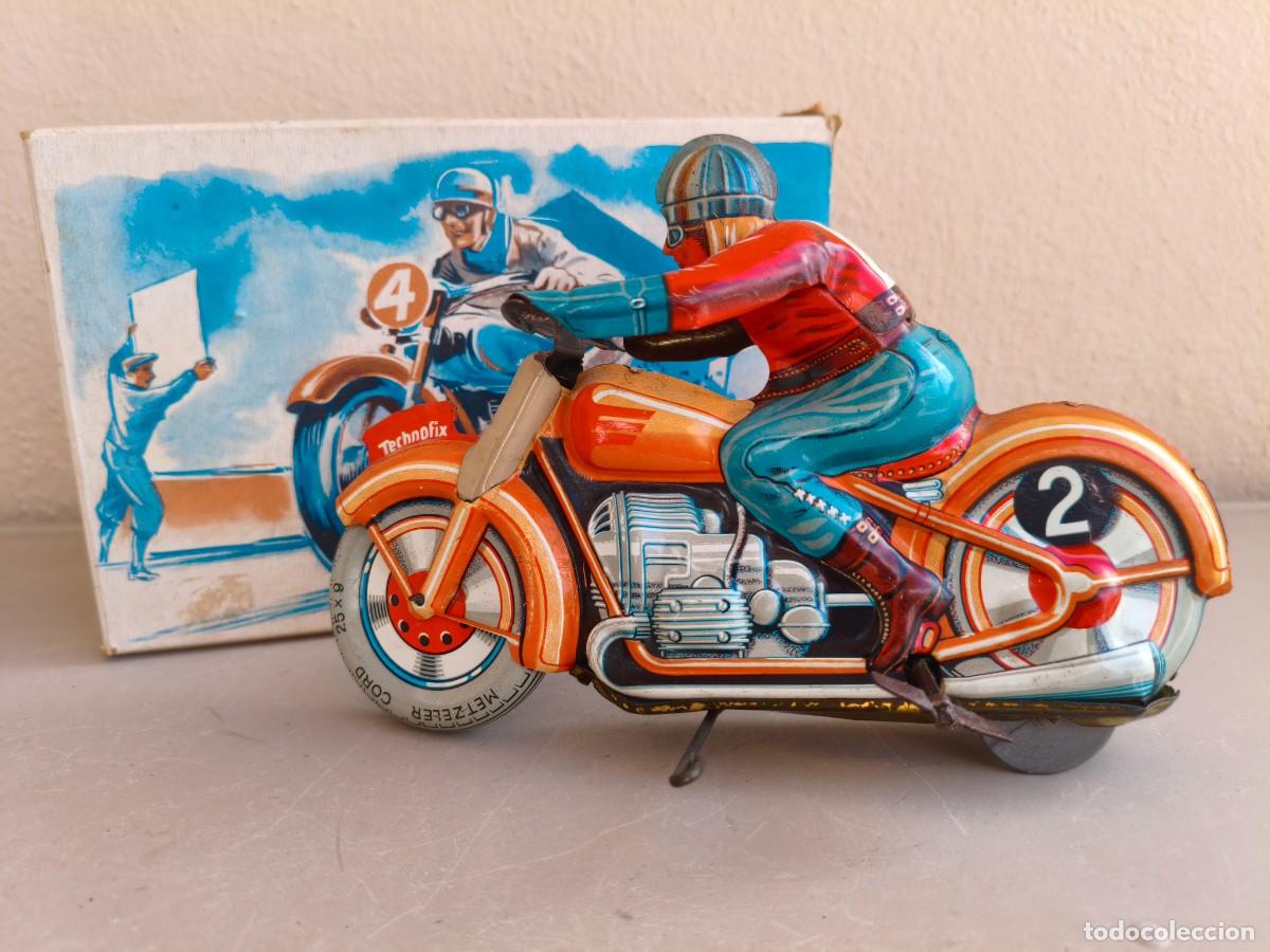 Juguetes antiguos de hojalata: Motocicleta . Moto-Flash Technofix. G.E.255. Dorsal N&ordm;2. Fabricada en Francia. Con su caja.