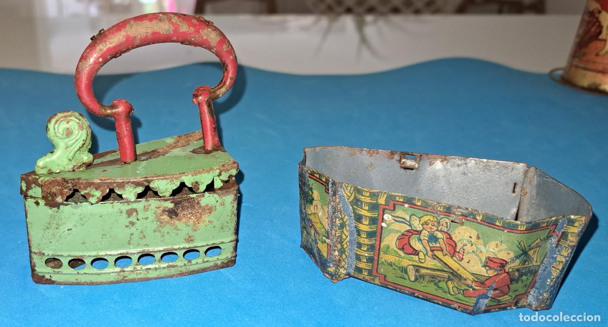 Juguetes antiguos de hojalata: PLANCHA DE CARB&Oacute;N DE HOJALATA - RICO o PAY&Aacute; - A&Ntilde;OS 30 - m&aacute;s parte de un cab&aacute;s de regalo