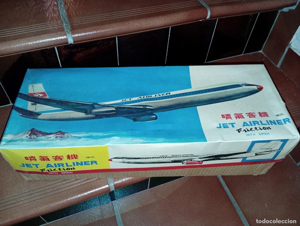 Juguetes antiguos de hojalata: Avi&oacute;n de pasajeros de hojalata a&ntilde;os 60. Jet comercial a reacci&oacute;n.Boeing 707.