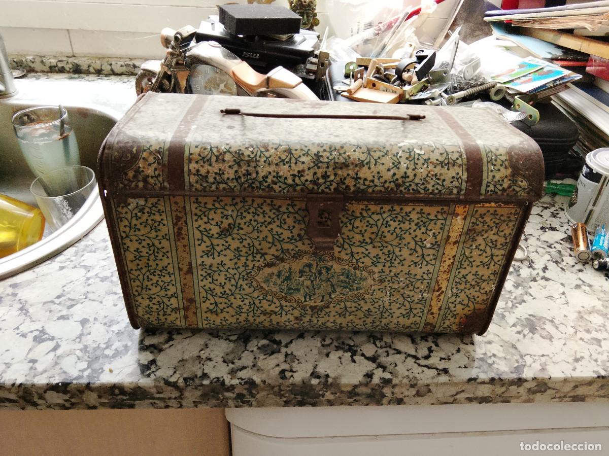 Juguetes antiguos de hojalata: cab&aacute;s antiguo de hojalata, un tipo de malet&iacute;n vintage que sol&iacute;a utilizarse como material escolar