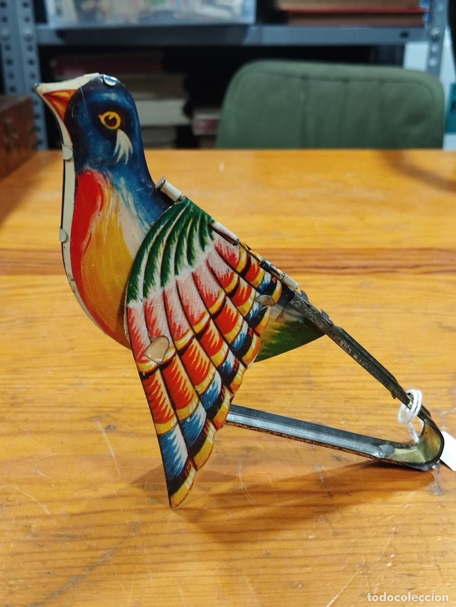 Juguetes antiguos de hojalata: PAJARO VOLADOR SONORO. FUNCIONA A PRESI&Oacute;N.