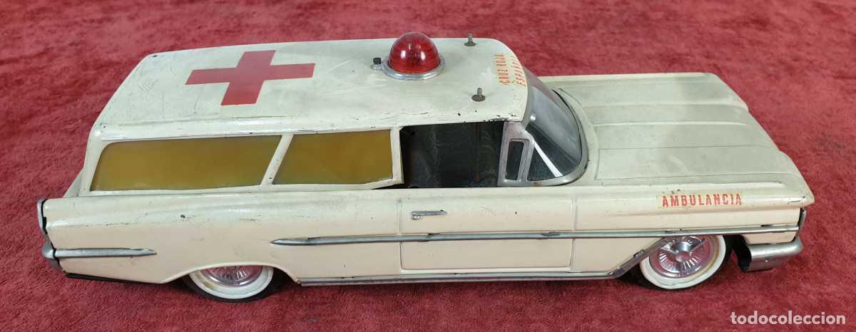 Juguetes antiguos de hojalata: AMBULANCIA OLDSMOBILE DE RICO. CRUZ ROJA ESPA&Ntilde;OLA. HOJALATA. CIRCA 1960.