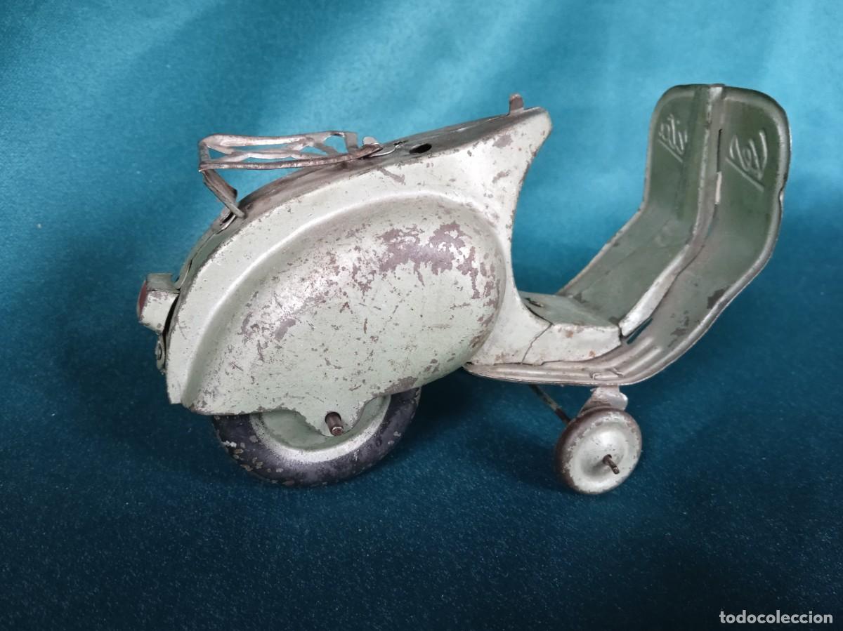 Juguetes antiguos de hojalata: Antigua Vespa de Hojalata .