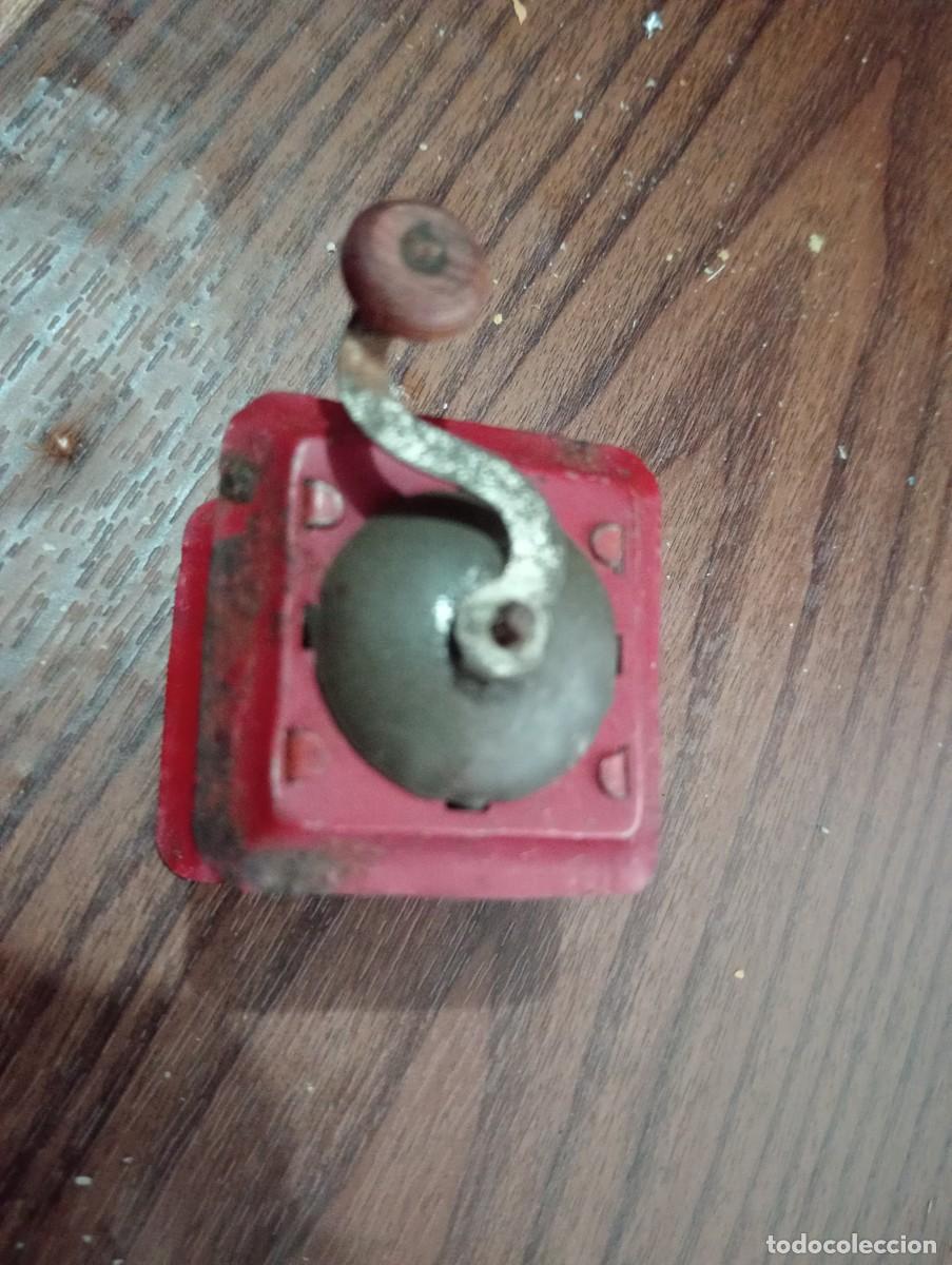 Juguetes antiguos de hojalata: Antiguo peque&ntilde;o molinillo R.S.A