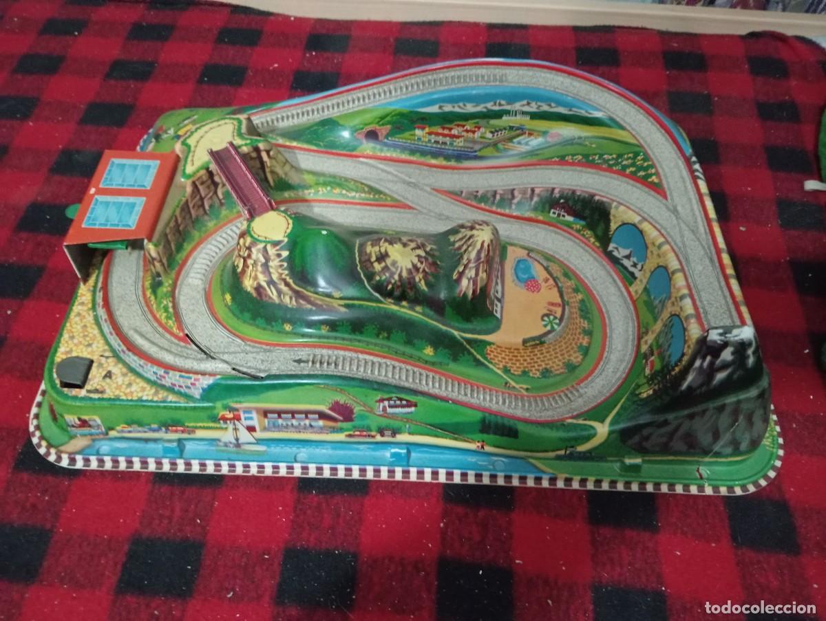 Juguetes antiguos de hojalata: Circuito de coches en plastico - Foto 1