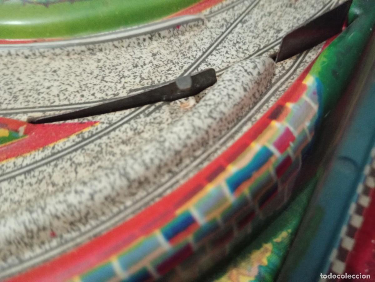 Juguetes antiguos de hojalata: Circuito de coches en plastico - Foto 11