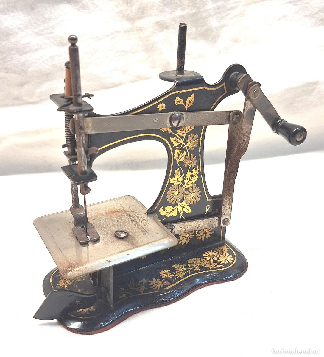 Juguetes antiguos de hojalata: Maquina de Coser Muller Circa 1900 Completa funciona