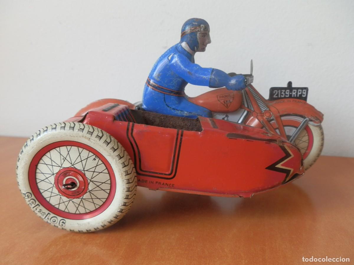 Antikes Blechspielzeug: Motorista con sidecar a&ntilde;os 60, de hojalata marca SFA (Soci&eacute;t&eacute; Fran&ccedil;aise Assemblage). Falta lateral.