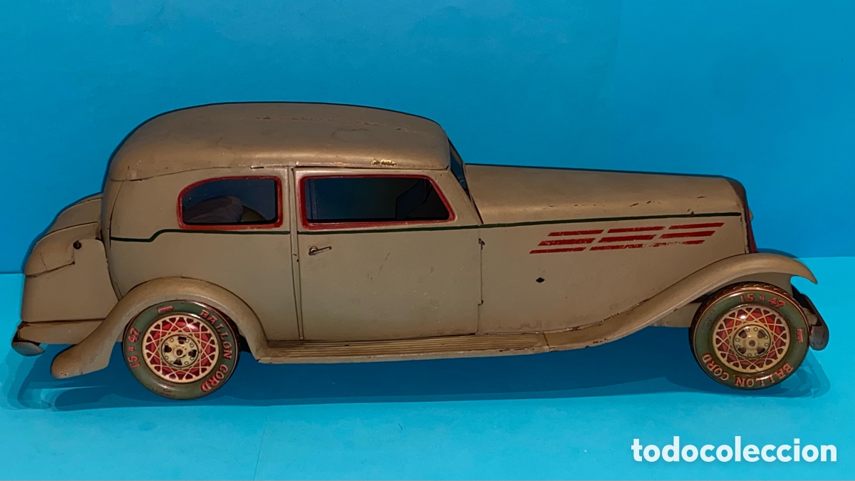 Juguetes antiguos de hojalata: Auto Sedan en hojalata pintada y con cuerda de paya, a&ntilde;os 30s-funcionando.