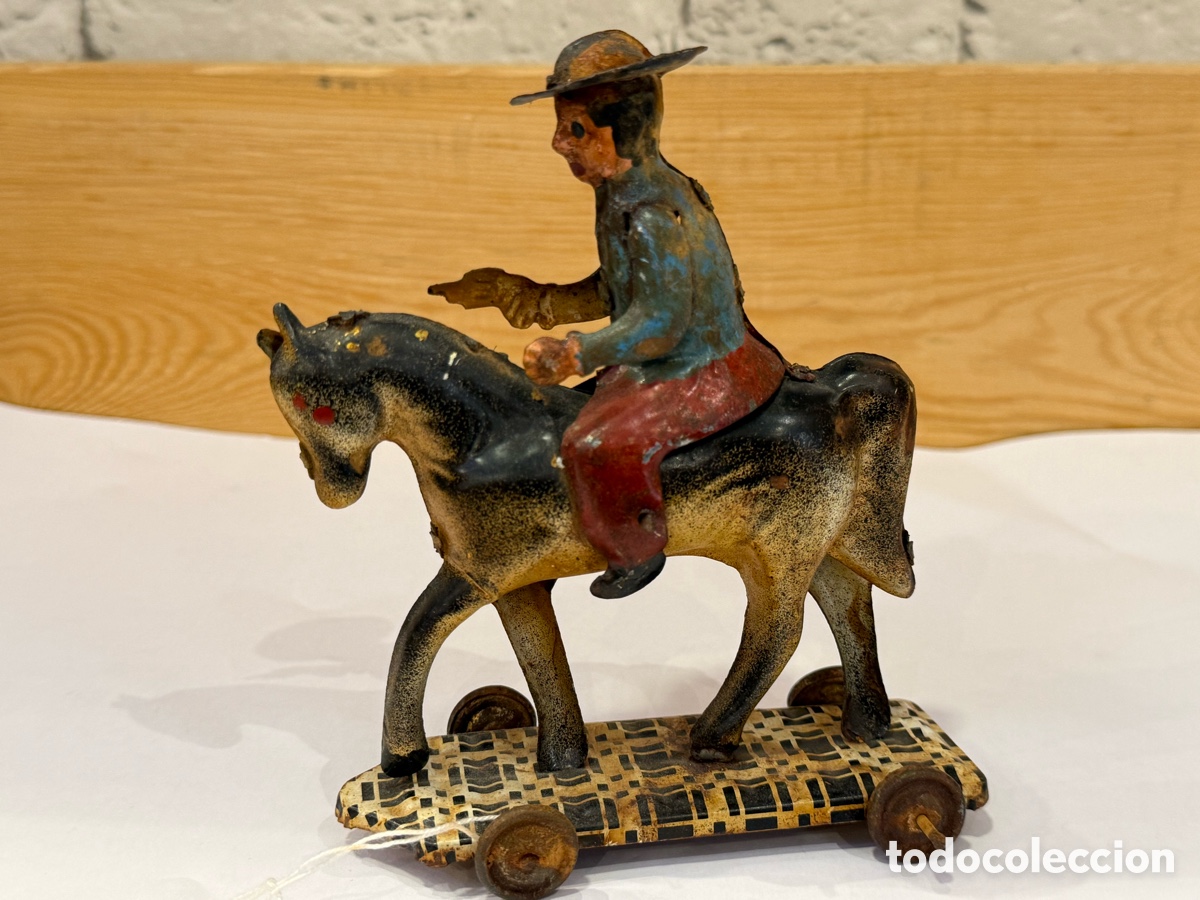 Juguetes antiguos de hojalata: Antiguo juguete de hojalata de un pistolero con su caballo