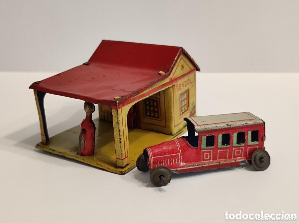 Juguetes antiguos de hojalata: Estaci&oacute;n de servicio con coche miniatura Tank Station Gasoline Benzol Esso Hojalata Foreign Alemania