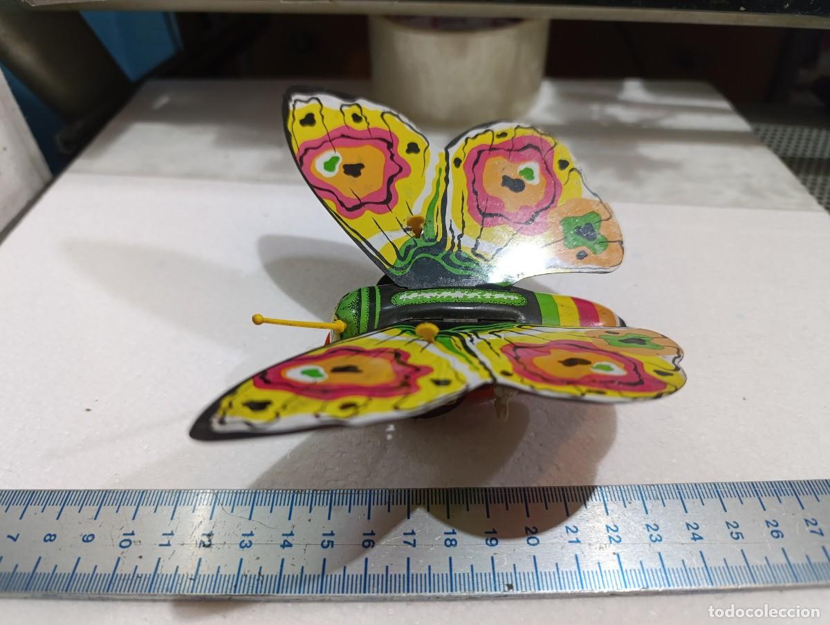 Juguetes antiguos de hojalata: MARIPOSA - ( FALTA UNA ANTENA ) - CHAPA - HOJALATA -