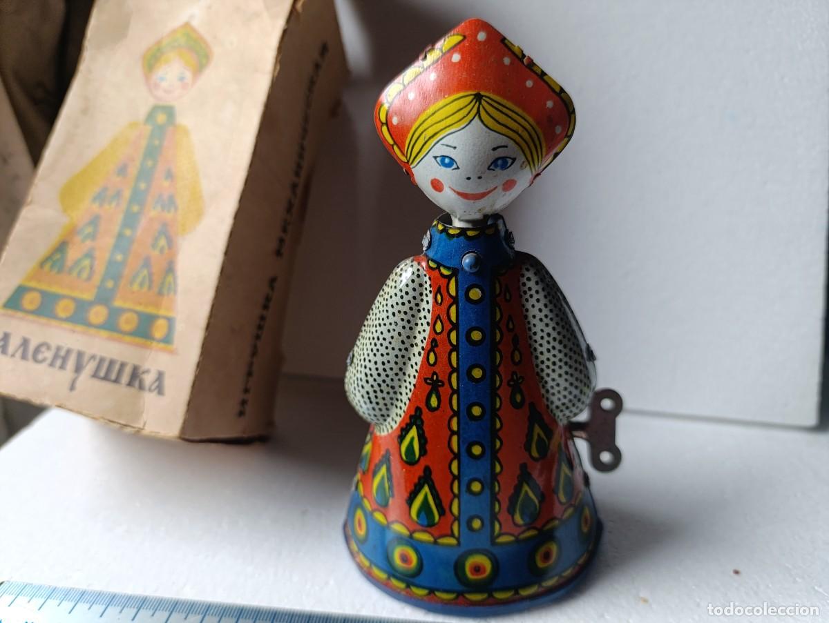 Juguetes antiguos de hojalata: MU&Ntilde;ECA TRADICIONAL RUSA - - CHAPA - HOJALATA - DE CUERDA - EN CAJA